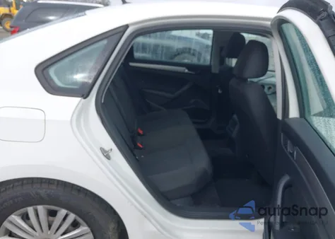 2015 Volkswagen Passat 1.8T S z USA, uszkodzony, nr VIN 1VWAS7A33FC076820